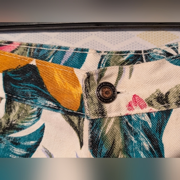 Women's Michael G shorts. Sz. 13. Like New. - Picture 2 of 4